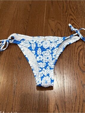 ⭐Blue and White Floral Bikini Bottoms large